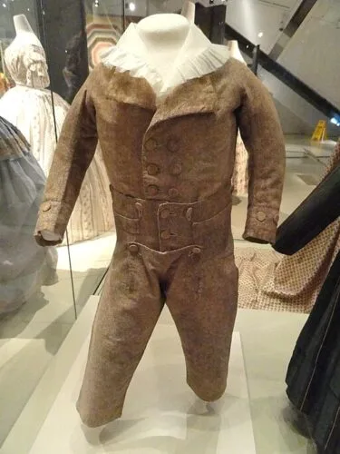 Boy's skeleton suit, Ireland, 1789-1792, Stormont ground printed with pinned roller on cotton tabby - Patricia Harris Gallery of Textiles & Costume, Royal Ontario Museum