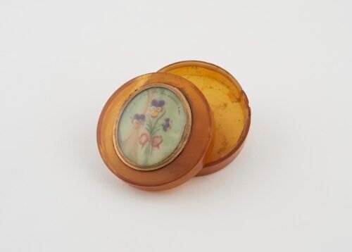 Snuff box, lac or plastic resin, circular with detachable lid, with flower medallion, probably French, 1851-1880