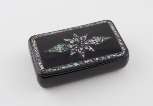 snuff box, black lacquered papier mache, hinged lid, pearl inlay on lid, probably English, 1771-1830